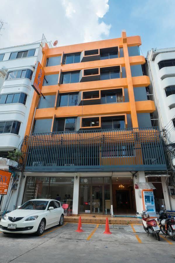 De Sky Sukhumvit Ekkamai Hotel Bangkok Exterior photo